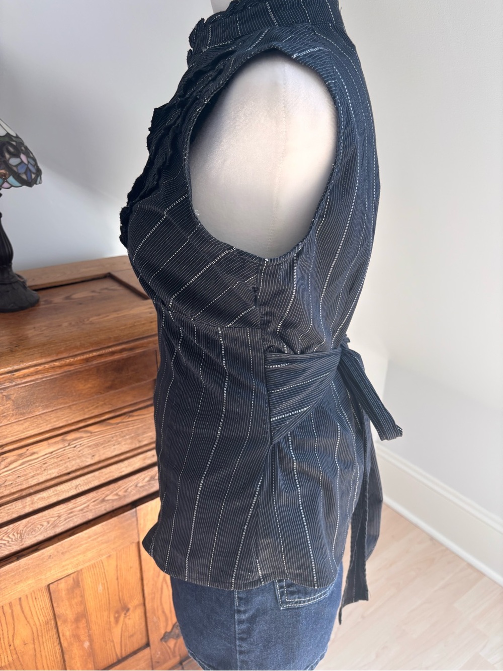Dynamite Ruffled Sleeveless Blouse 🖤 - Picture 4 of 6